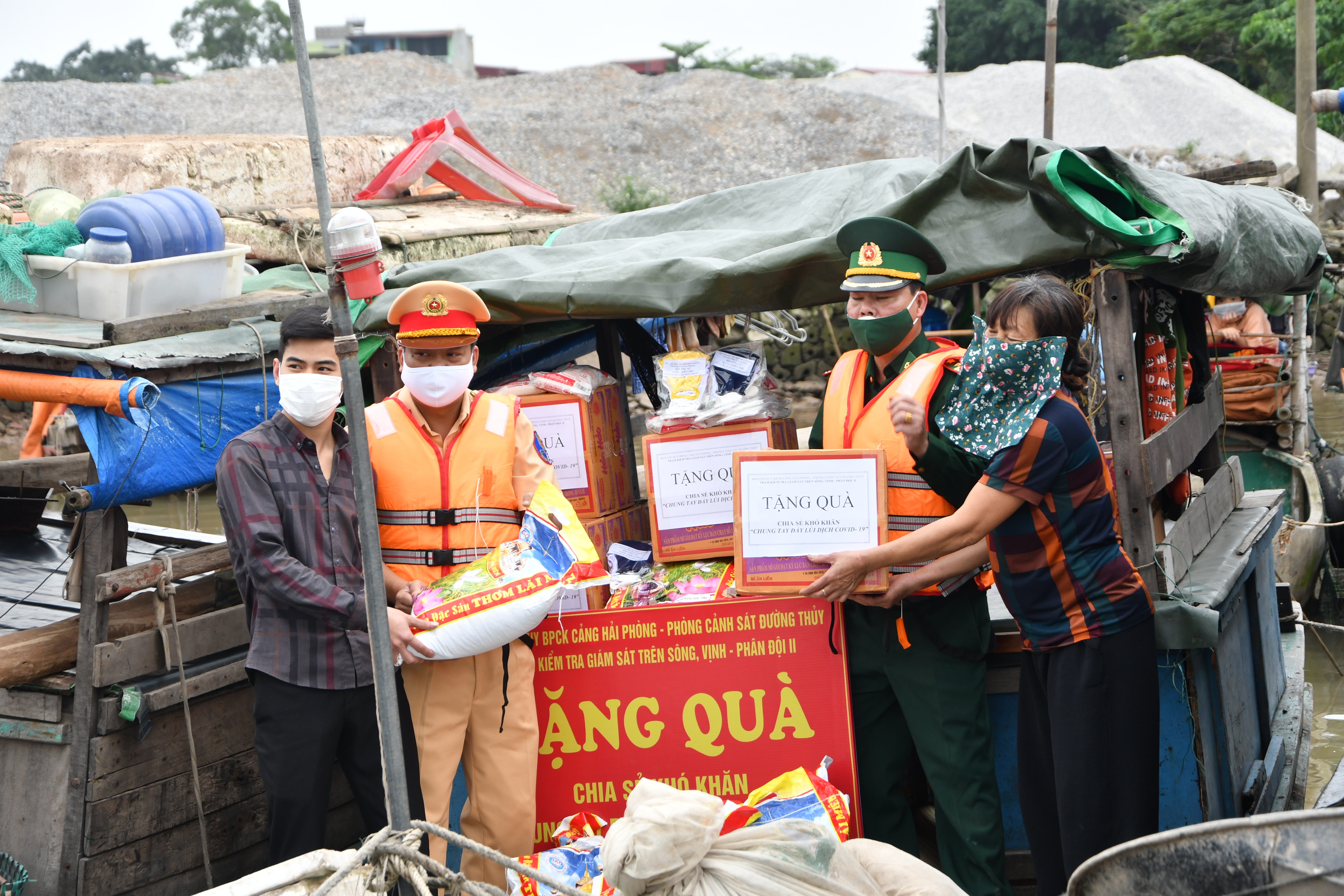 Tuyên truyên trật tự an toàn giao thông đường thủy gắn với phòng, chống dịch Covid-19